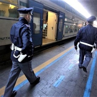 Sul treno insieme a moglie e figlio, ma aveva il divieto di avvicinamento: arrestato dalla Polfer di Varese