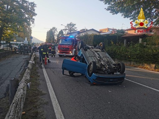 Auto si ribalta a Cunardo: ferita una donna di 66 anni