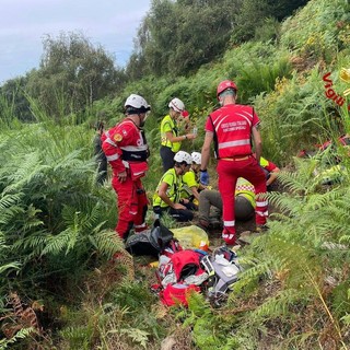 I soccorritori in azione tra i boschi della Forcora dopo il ritrovamento della donna