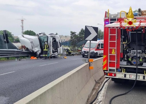 FOTO. Autocisterna si ribalta in autostrada: paura sul raccordo tra Autolaghi e 336 di Malpensa e svincolo chiuso