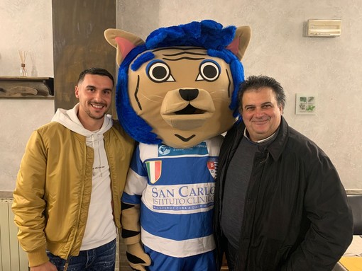 La mascotte e Gambertoglio con il tigrotto Piu