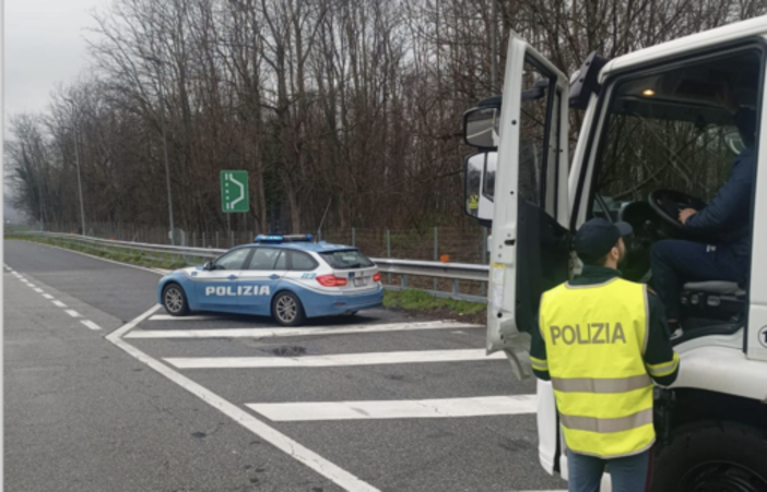 Verbania, autista di autobus in partenza per gita scolastica trovato positivo all'alcoltest