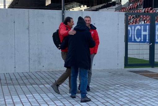 L'abbraccio liberatorio di Prina allo staff