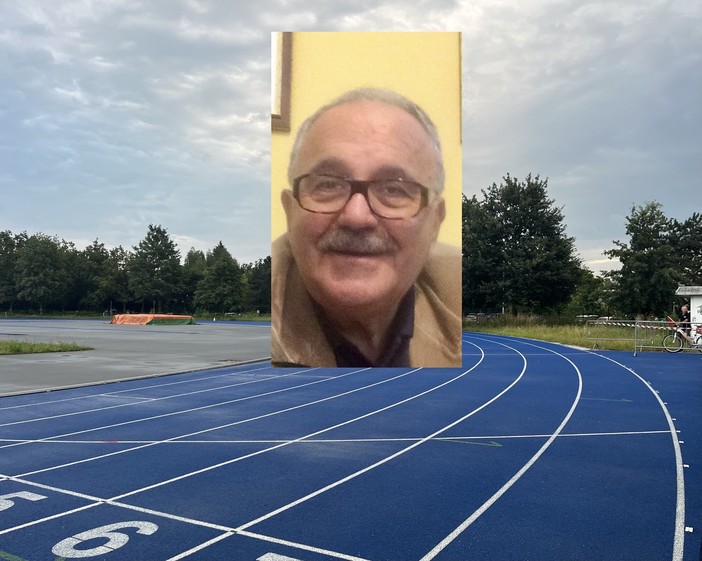 Romano Pinciroli e sullo sfondo la pista d'atletica conquistata grazie al suo impegno