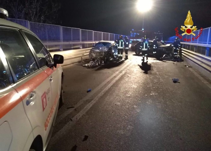 FOTO. Schianto frontale sul viadotto di Cairate: due feriti in gravi condizioni