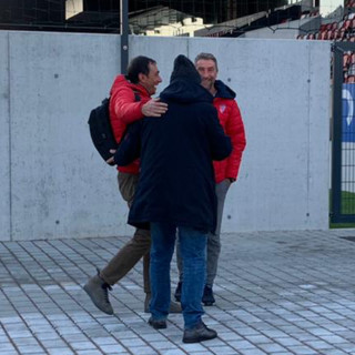 L'abbraccio liberatorio di Prina allo staff