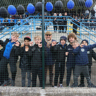 Alcuni dei piccoli nerazzurri a tifare per la prima squadra nel giorno della promozione in Eccellenza (foto tratta dal profilo Facebook ufficiale della Solbiatese)