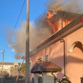 Fiamme divorano il tetto di una villetta: per spegnerlo in azione in forze i vigili del fuoco