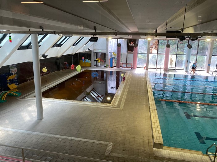 La piscina con acqua scura, una delle proteste dello scorso anno (foto d'archivio)