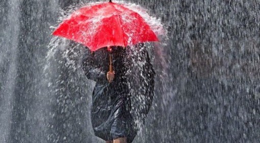 Acqua, acqua e ancora acqua: sarà un fine settimana di nuvole e pioggia