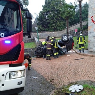 FOTO. Auto si schianta contro un muro ad Albizzate: muore ventiquattrenne di Morazzone