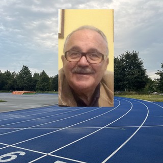 Romano Pinciroli e sullo sfondo la pista d'atletica conquistata grazie al suo impegno