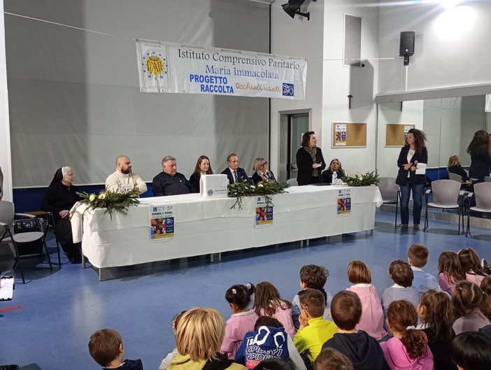 Raccolta benefica degli occhiali usati, Busto prima in Italia. Applausi all'Istituto Maria Immacolata: «Così bambini avete riparato il mondo»