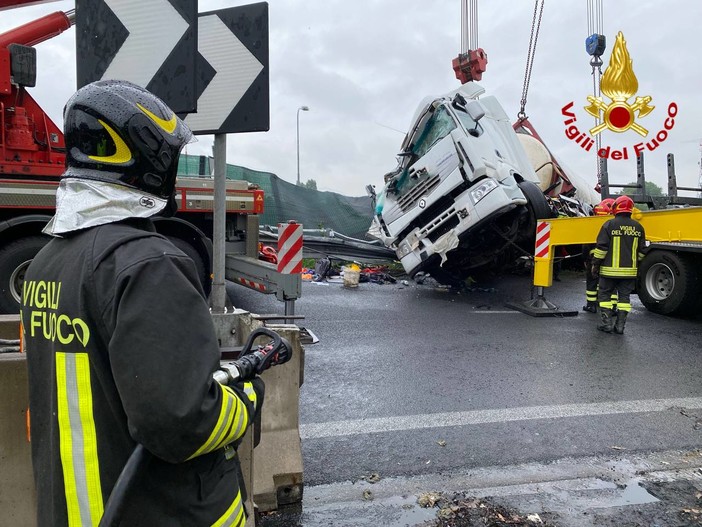 FOTO e VIDEO. Rimosso il camion ribaltatosi in Autolaghi: il raccordo per Malpensa riaperto solo verso Varese