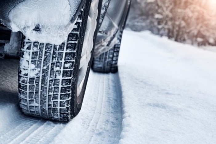 Cambio gomme invernali, venerdì 15 novembre scatta l'obbligo: ecco che cosa c'è da sapere