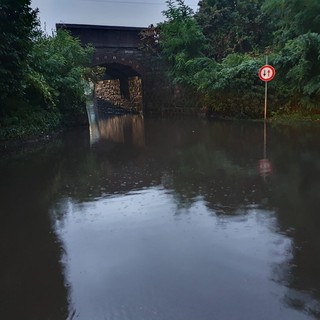 L'unica certezza quando piove: il ponticello allagato (e adesso c'è pure un altro problema)