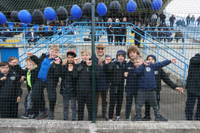 Alcuni dei piccoli nerazzurri a tifare per la prima squadra nel giorno della promozione in Eccellenza (foto tratta dal profilo Facebook ufficiale della Solbiatese)