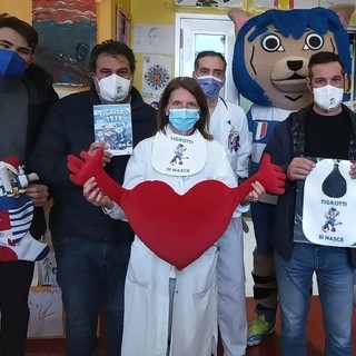 Il Tigrotto e la Pro Patria portano un sorriso ai bimbi dell’ospedale di Busto Arsizio