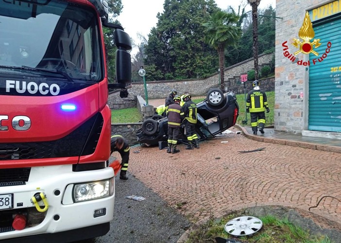 FOTO. Auto si schianta contro un muro ad Albizzate: muore ventiquattrenne di Morazzone