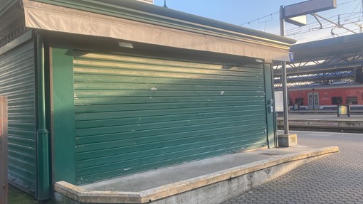 La foto della postazione chiusa sulla prima banchina della stazione di Saronno