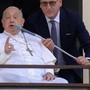 Papa Francesco mentre si affaccia dal Gemelli dopo il lungo ricovero iniziato il 14 febbraio