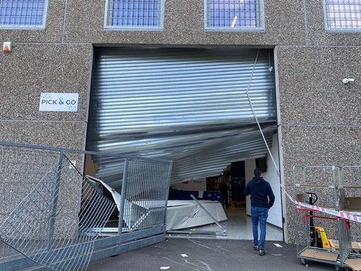 La spaccata della banda di professionisti in via Caboto a Fagnano. Sotto, le strade ancora bloccate dai furgoni