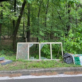 Olgiate, rifiuti abbandonati sul ciglio della strada. «Il problema è chi lavora nell’illegalità»