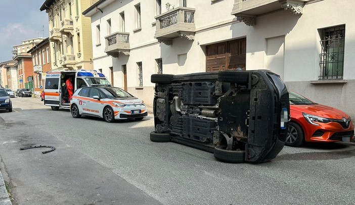 Si ribalta con l’auto in via Bellini, 28enne in ospedale a Busto