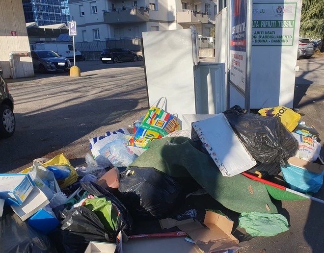 LA FOTO.  Busto, quando l'educazione è &quot;congelata&quot;