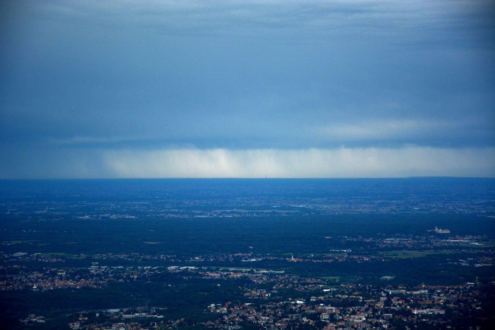 Rovesci e fronte temporalesco sulla provincia di Varese (foto P. Valisa - CGP - da Campo dei Fiori)