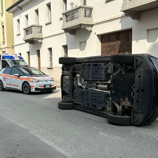 Si ribalta con l’auto in via Bellini, 28enne in ospedale a Busto