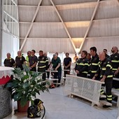 L'omaggio ai vigili del fuoco morti durante l'incendio in Basilicata