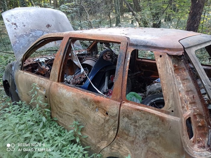 FOTO. Sacconago, a passeggio tra l’inciviltà. Rifiuti di ogni tipo, c’è anche la carcassa di un’auto