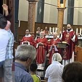 Don Lorenzo mentre celebra a destra e a lato mentre viene lanciato scherzosamente in aria (foto social dell'oratorio di Sant'Edoardo)