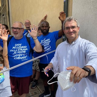 La bella immagine postata dall'oratorio San Luigi su Facebook con don Giovanni Patella e la maratonina