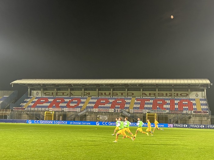 Una partita &quot;lunare&quot; allo Speroni: giocatori dell'Albinoleffe dopo un incontro di Coppa