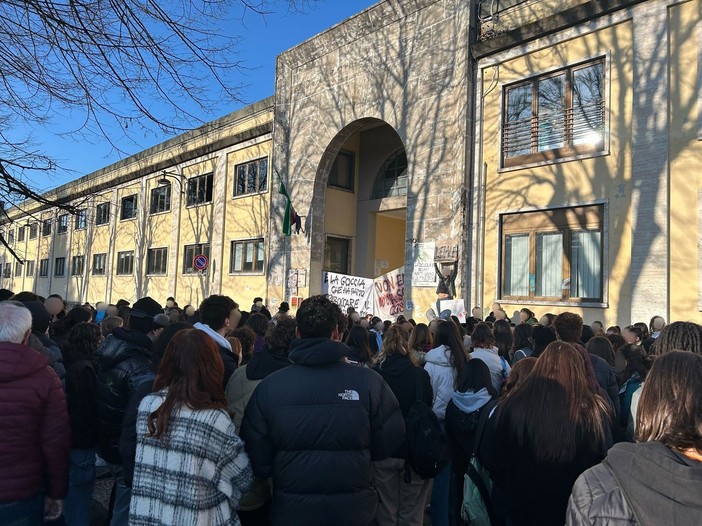 FOTO. Un centinaio di studenti in sciopero: «La goccia che ha fatto traboccare il Candiani»