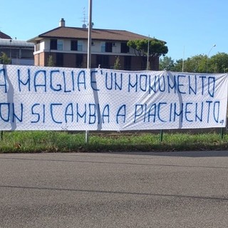 Lo striscione contro la nuovo maglia biancoblù