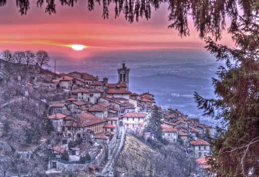 Fiaccolata di fine anno al Sacro Monte: camminata tra tradizione e spiritualità