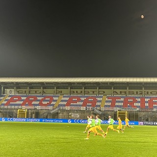 Una partita &quot;lunare&quot; allo Speroni: giocatori dell'Albinoleffe dopo un incontro di Coppa