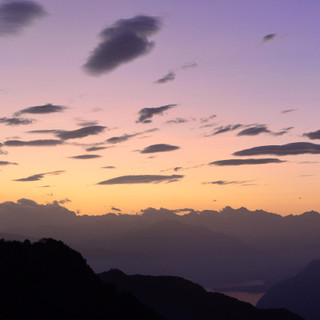 Onde orografiche al tramonto lungo le Alpi (foto da Campo dei Fiori - Paolo Valisa)