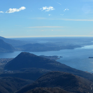 Cieli limpidi nel panorama dalle Prealpi verso i laghi della provincia di Varese (foto P. Valisa - Centro Geofisico Prealpino)