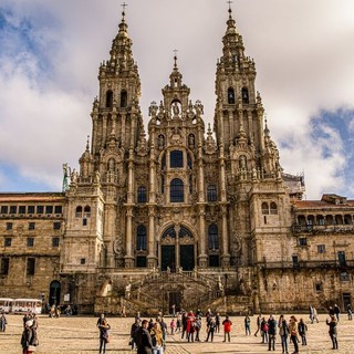 Cinquecentomila pellegrini in cammino per Santiago, tra paesaggi mozzafiato e luoghi iconici: se ne parla all’università cittadina