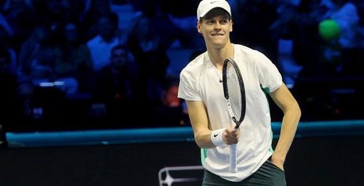 Sinner fa l'impresa: batte per la prima volta Djokovic e 'vede' le semifinali delle Atp Finals