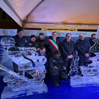 Campionato mondiale di sculture di ghiaccio: il presidente Fontana inaugura l'evento con opera sulle Olimpiadi invernali