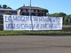 Lo striscione contro la nuovo maglia biancoblù