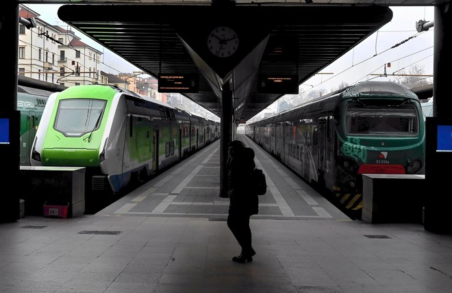 Il giorno dello sciopero: primo venerdì nero del 2025 per trasporti e scuola