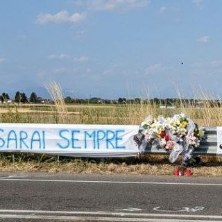 Saronno, striscione e fiori per ricordare Michele Garruto sul luogo dell’incidente mortale