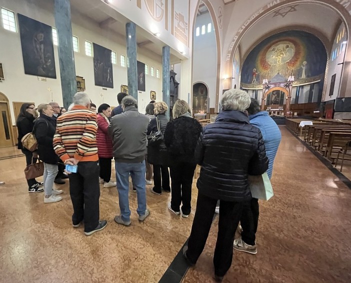 L'interno della chiesa di Sant'Edoardo a Busto