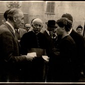 Il generale Raffaele Cadorna consegna la medaglia al valore ai genitori del partigiano Silvio Giorgetti, caduto in un epico  scontro con le truppe nazi-fasciste il 25 aprile 1945 a San Vittore Olona